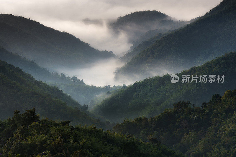 泰国清迈省Doi Chiang Dao日出时的美丽景色。